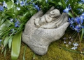 Bild 2 von Steinfigur Baby in Hand Gartenfigur Gartendeko Frost- wetterfest Beton