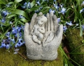 Steinfigur Baby in Hand Gartenfigur Gartendeko Frost- wetterfest Beton